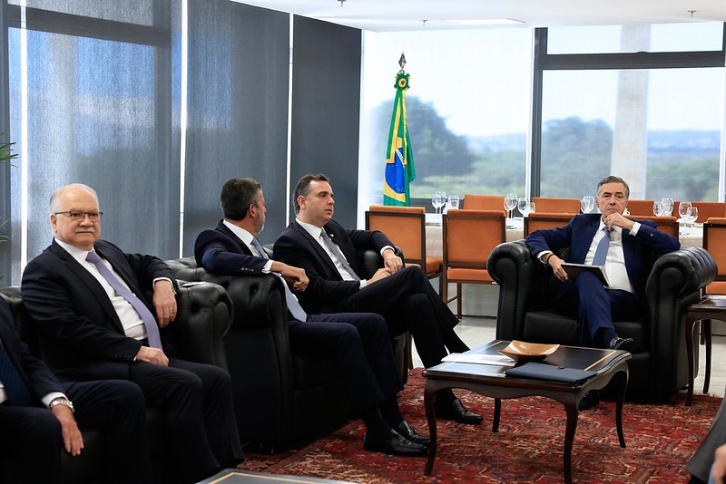 Os presidentes da Câmara dos Deputados, Arthur Lira (PP-AL), e do Senado, Rodrigo Pacheco (PSD-MG), entre o vice-presidente do STF, Edson Fachin (esq), e o presidente da Corte, Luís Roberto Barros (dir). Os quatro participaram de um almoço que durou mais de 4 horas e discutiu a suspensão das emendas parlamentares determinada pela Corte