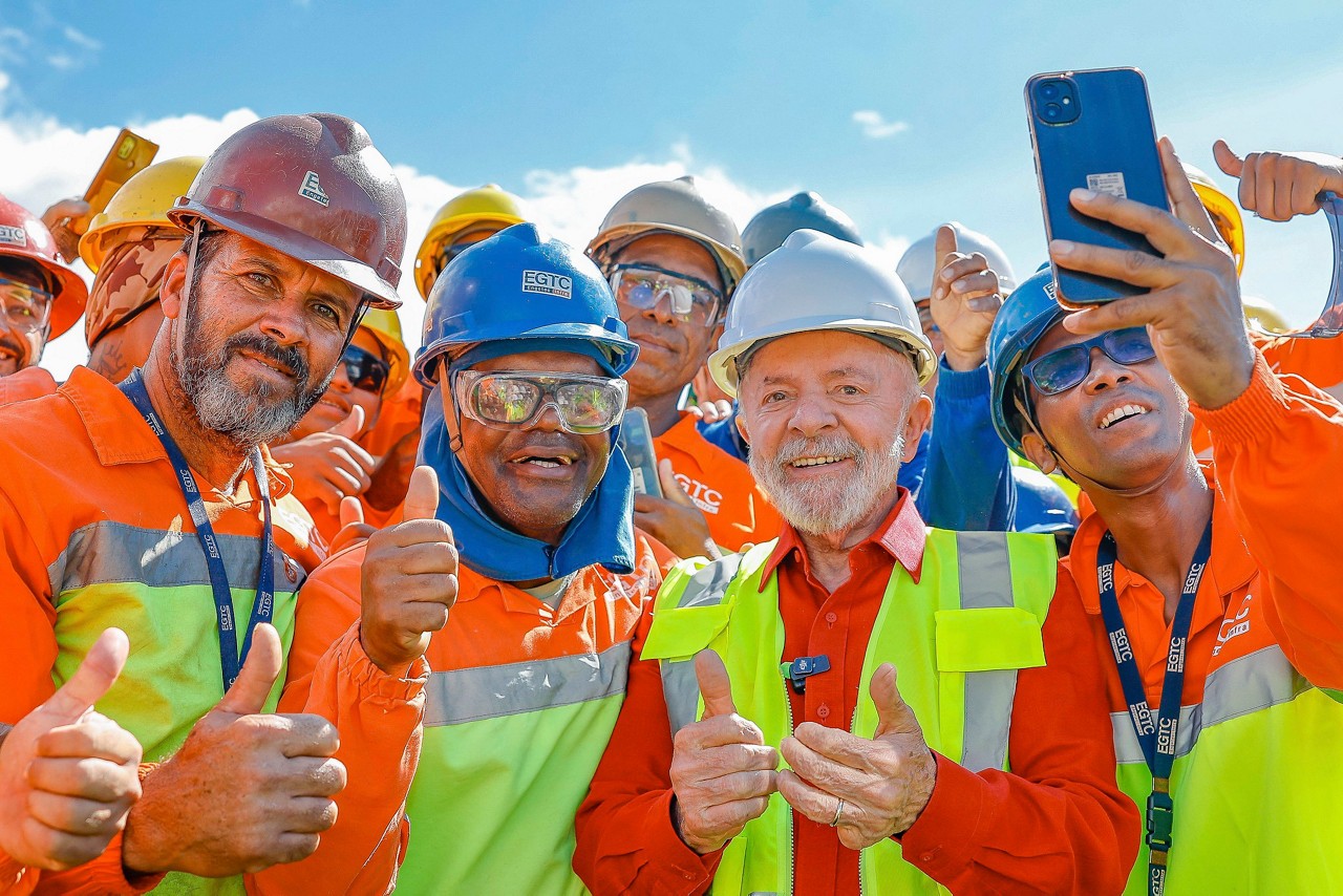 O presidente Lula com operários durante visita às obras da Rodovia Presidente Dutra, na Serra das Araras, no Rio de Janeiro