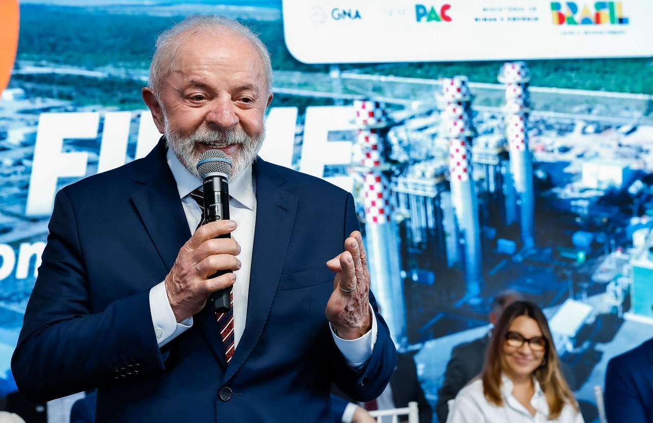 Com tom bem-humorado, Lula citou até uma conversa fictícia diante do espelho para ilustrar sua queixa sobre o próprio salário: "‘Ô Lula, eu quero aumento’. Aí eu falo: ‘cê não vai ter!’”