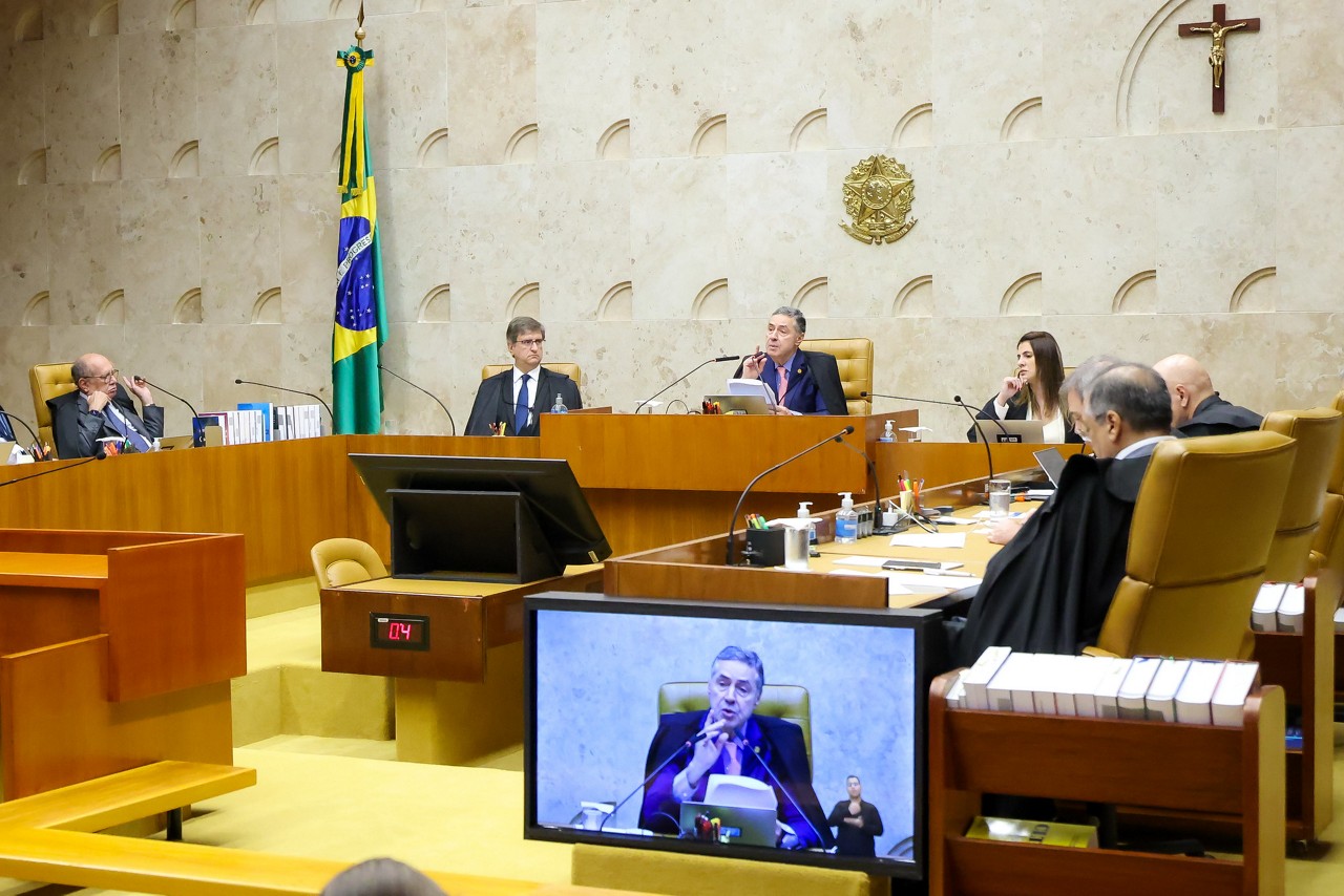 Caberá ao presidente do STF, Luís Roberto Barroso (ao centro), colocar o julgamento de volta à pauta assim que a vista for devolvida por André Mendonça; o ministro fica na presidência até setembro