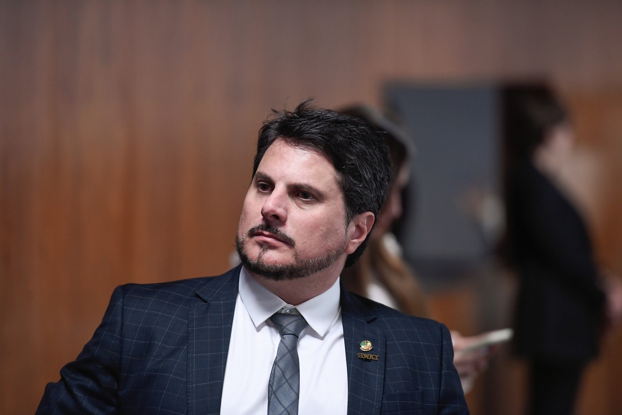 Moraes suspende rede social de Marcos do Val e bloqueia até R$ 50 milhões do senador | O Tempo