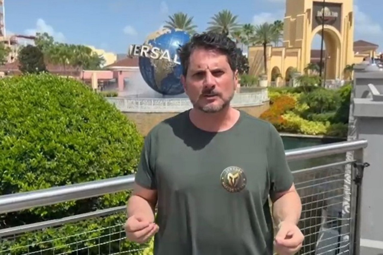 O senador Marcos do Val no vídeo gravado em parque de Orlando (EUA), após deixar o país durante o recesso parlamentar, mesmo sob ordem contrária do STF