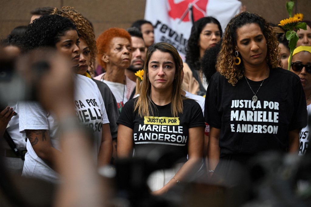 Agatha Arnaus, esposa de Anderson Gomes, e Anielle Franco, ministra e irmã da vereadora Marielle Franco, chegam ao Tribunal de Justiça do Rio de Janeiro para acompanhar o julgamento dos assassinos confessos