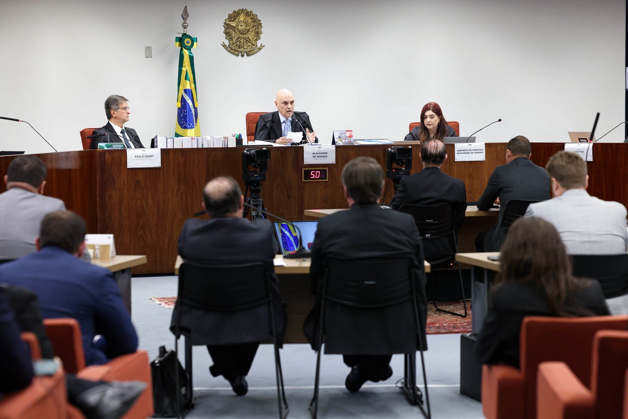 O ministro Alexandre de Moraes (ao centro) reforça que pedidos semelhantes feitos pela defesa de Jair Bolsonaro já foram rejeitados antes e critica uso de recursos para atrasar julgamento
