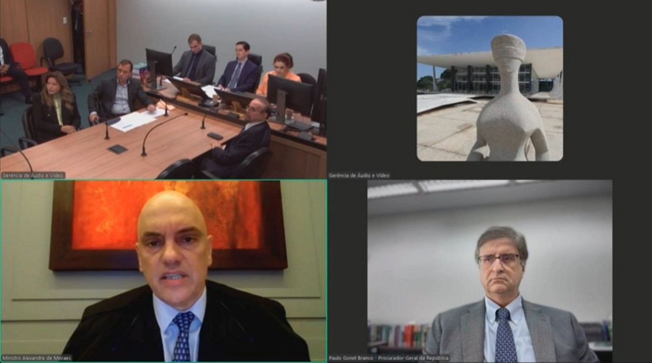 Ao iniciar depoimento, o ministro Alexandre de Moraes (abaixo, à esquerda), anuncia a Mauro Cid (acima) que há um pedido de "prisão imediata" contra ele por mentiras e omissões em depoimentos anteriores