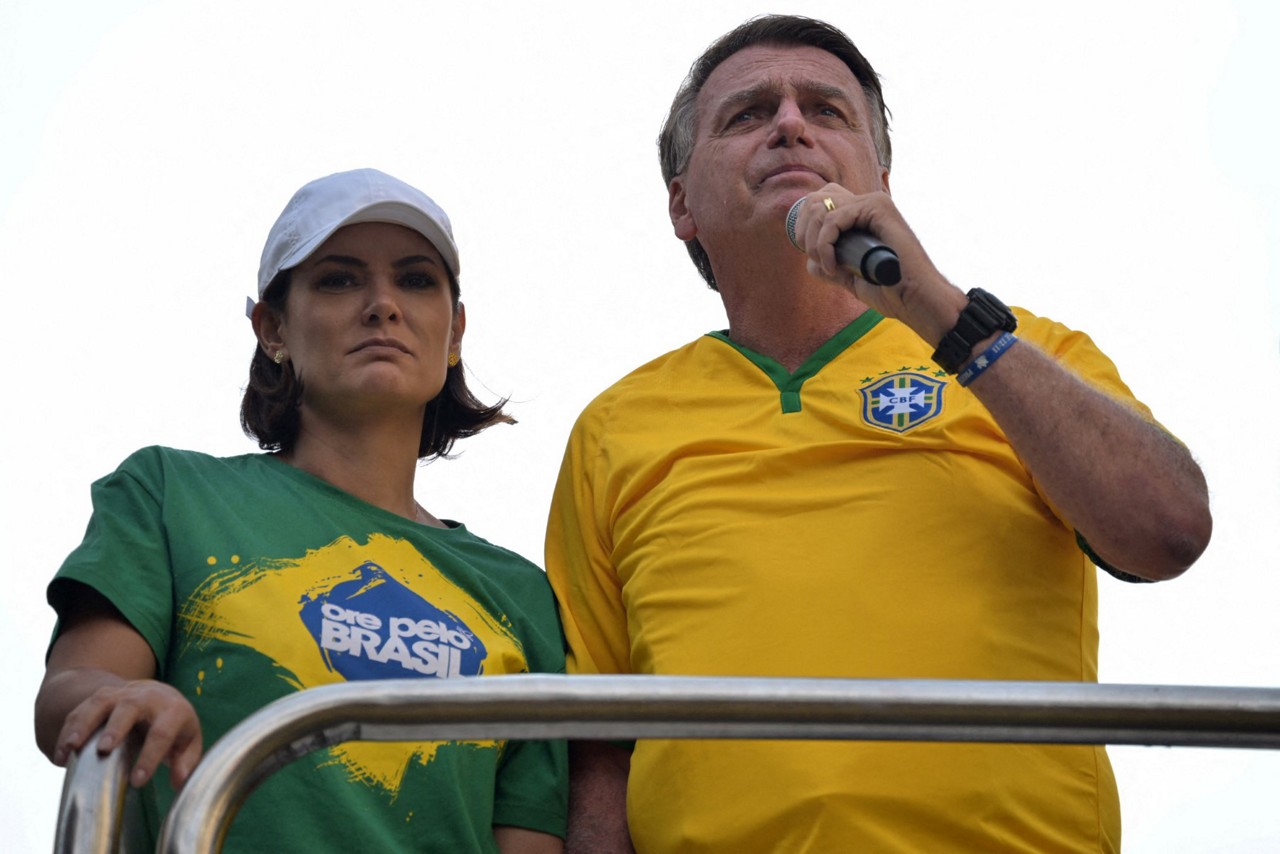 A ex-primeira-dama Michelle Bolsonaro e o ex-presidente Jair Bolsonaro em manifestação na Avenida Paulista, em fevereiro deste ano. Crédito: Nelson Almeida / AFP