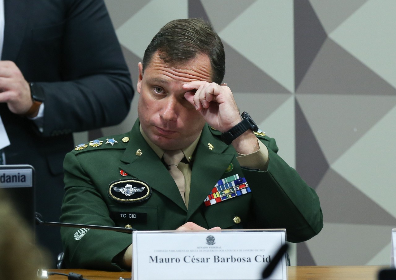O tenente-coronel Mauro Cid foi repreendido pelo ministro Alexandre de Moraes em 22 de novembro de 2024 por continuar omitindo fatos e promover uma delação seletiva de envolvidos em suposta trama golpista