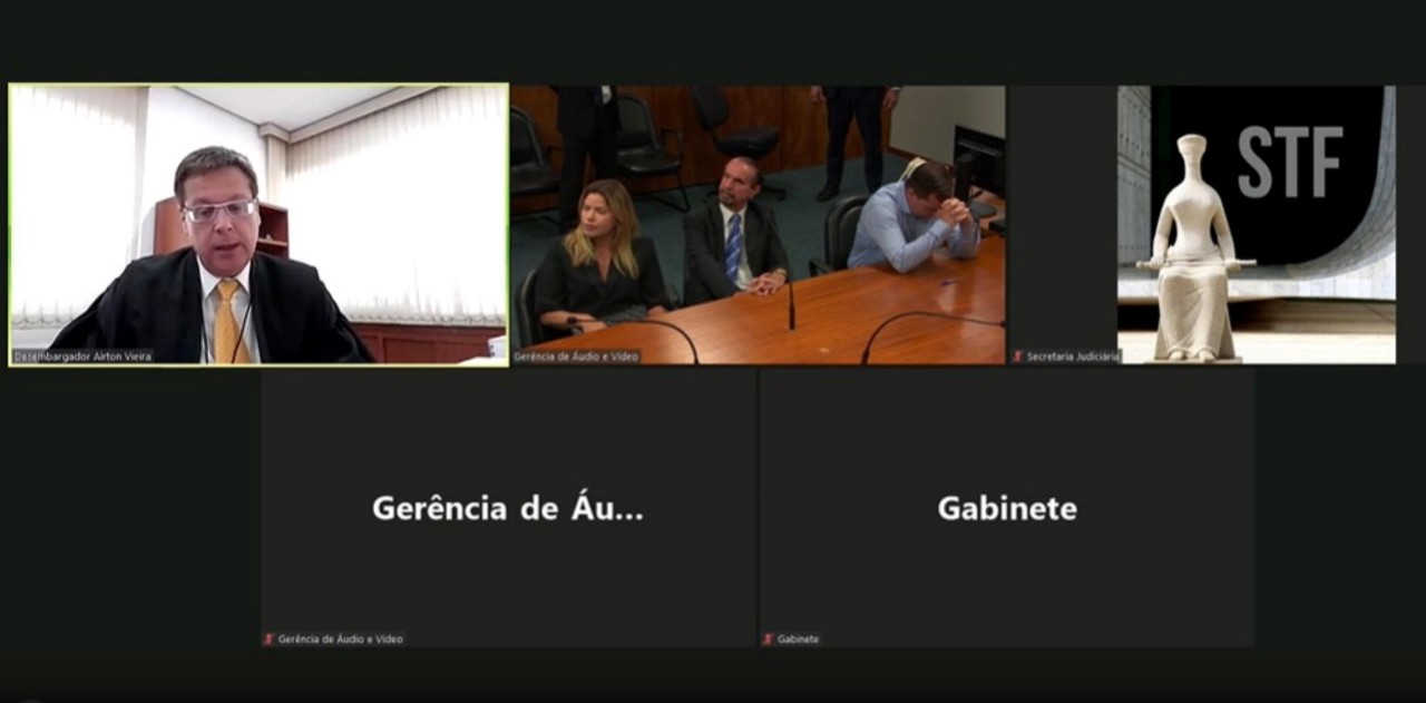 Mauro Cid apoia a cabeça nas mãos ao receber a notícia do desembargador Airton Vieira (esq), auxiliar de Alexandre de Moraes, de que seria preso 