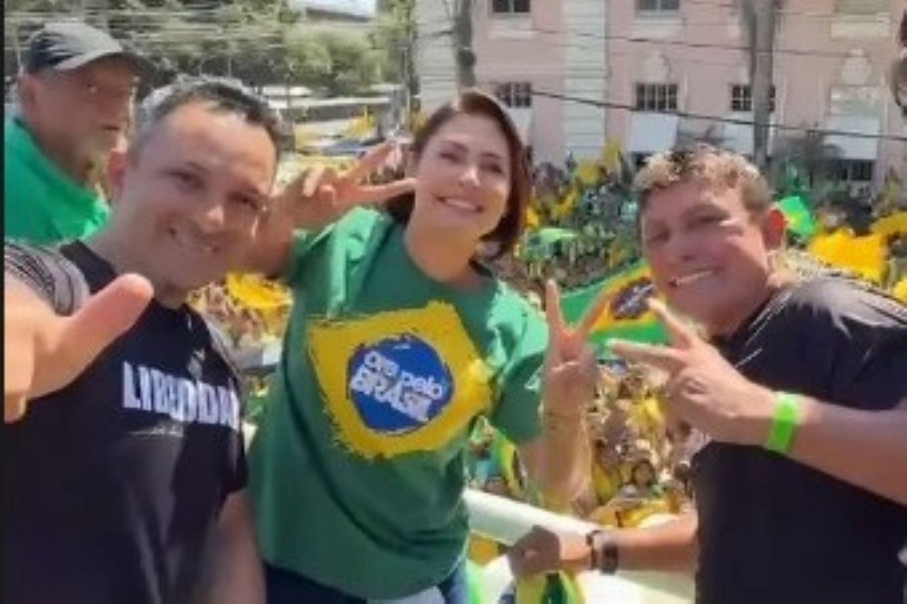 Em Belém, Michelle Bolsonaro (centro) participou de ato bolsonarista ao manter agenda no Pará, frustrando as expectativas de aliados para que estivesse na manifestação da Avenida Paulista