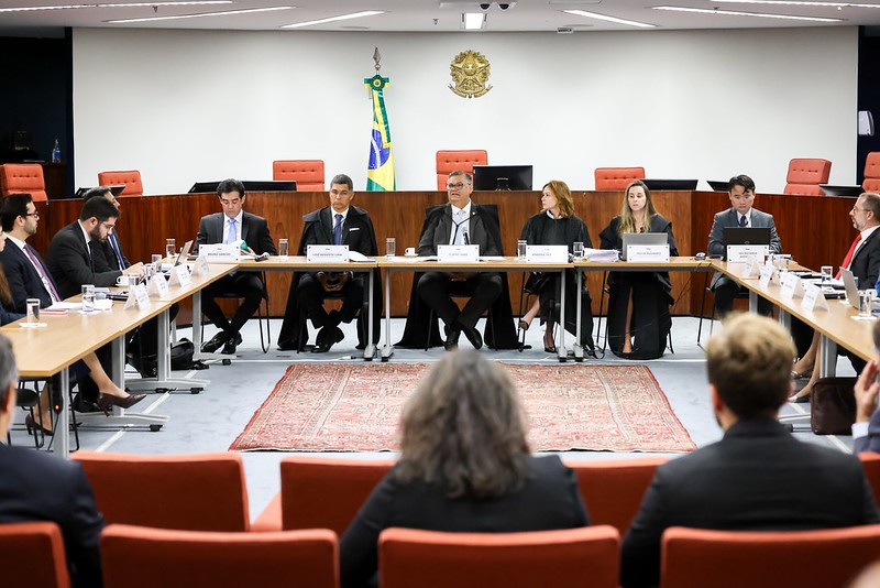 Ministro Flávio Dino (ao centro) durante audiência de conciliação que discute o cumprimento de decisão do STF que  declarou inconstitucional o orçamento secreto no Congresso Nacional