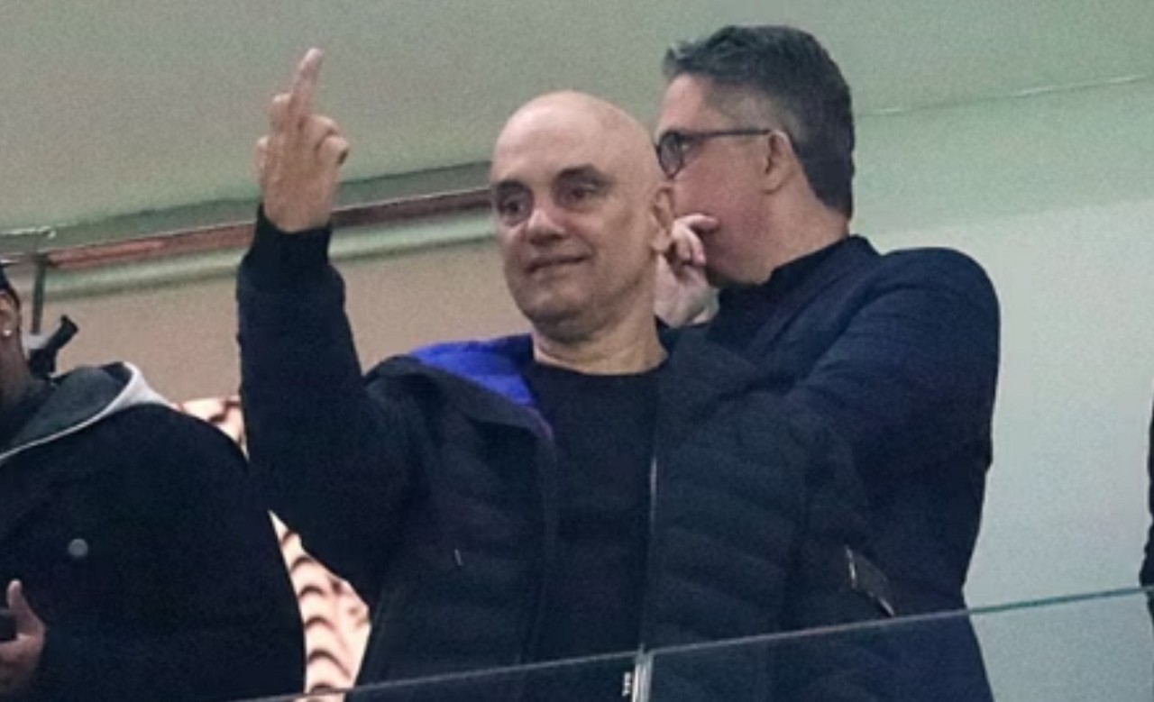 Ministro Alexandre de Moraes faz gesto obsceno com o dedo médio em camarote durante partida da Copa do Brasil entre Corinthians e Palmeiras