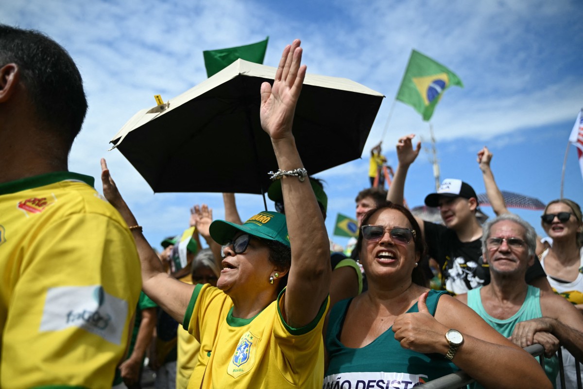 Apoiadores do ex-presidente Jair Bolsonaro (PL) na orla da praia de Copabacana, no Rio de Janeiro
