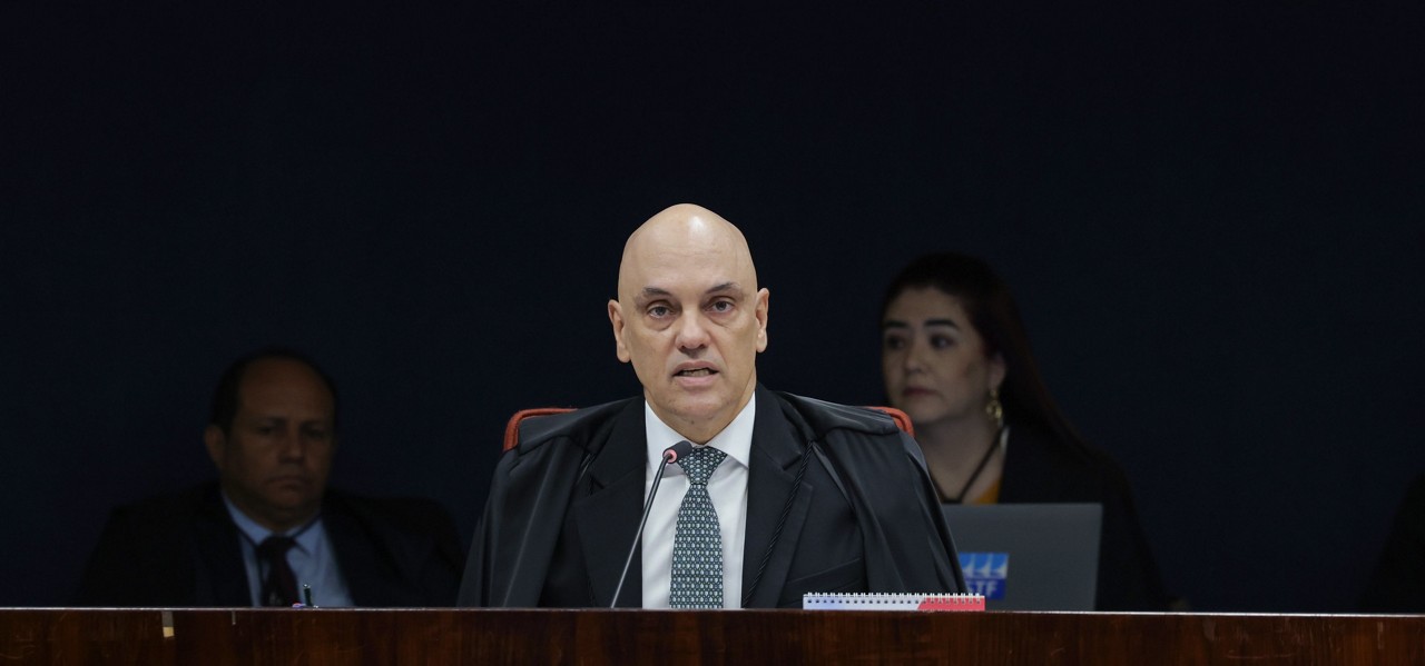O ministro Alexandre de Moraes lê seu relatório durante julgamento de Bolsonaro e aliados