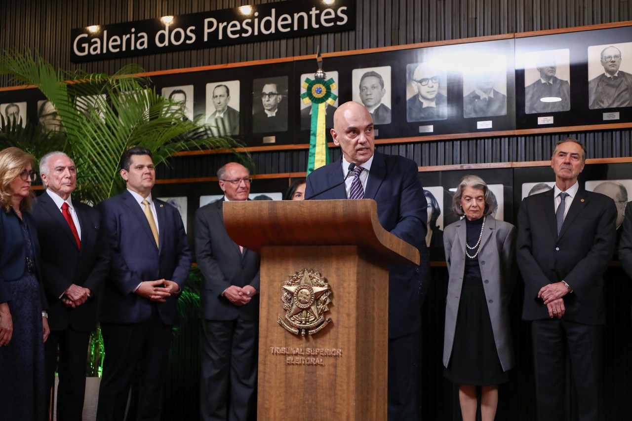 Alexandre de Moraes discursou em cerimônia de inauguração de seu retrato  na galeria de presidentes do TSE: "Pouco importa quais são ou quais serão os inimigos da democracia, os inimigos do Estado e direito, sejam inimigos nacionais, sejam inimigos internacionais"