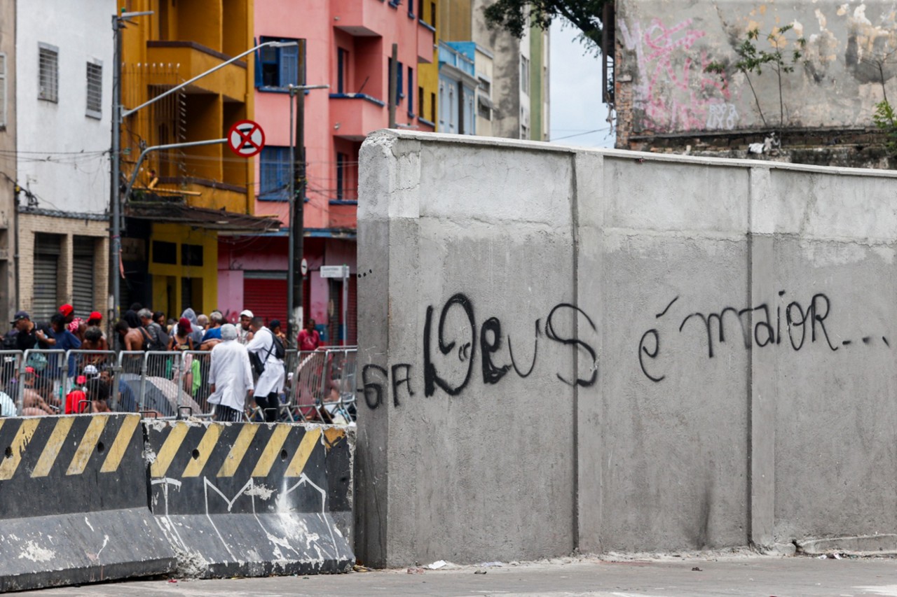 O muro erguido pela Prefeitura de São Paulo na Cracolândia tem cerca de 40 metros de extensão e 2,5 metros de altura