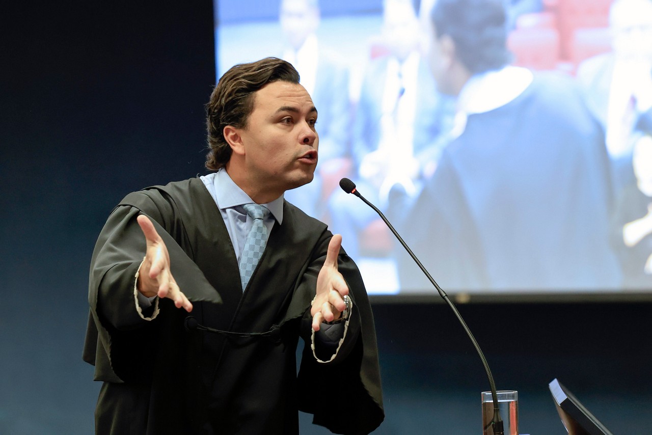 O advogado Jeffrey Chiquini da Costa na tribuna da Primeira Turma defende o coronel Rodrigo Bezerra de Azevedo e tratou o relatório da PF como uma "farsa"