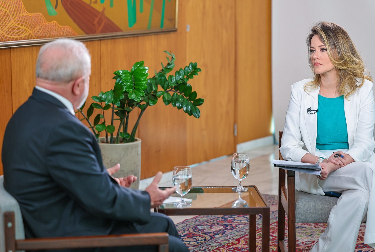 A comentarista e apresentadora Natuza Nery em entrevista com o presidente Lula, no Palácio do Planalto, em 2023