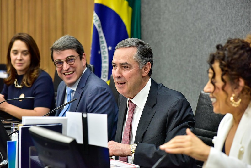 O presidente do CNJ, Luís Roberto Barroso (centro), fez referência ao ex-presidente Jair Bolsonaro e disse que o sistema de votação é 'infraudável' e 'inhackeável'