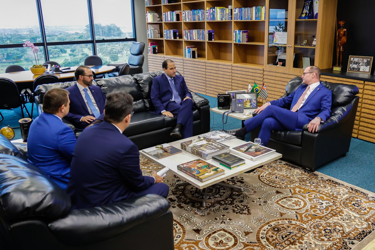 O ministro Cristiano Zanin (dir) recebeu o presidente nacional da OAB, Beto Simonetti (segundo da direita para a esquerda) e outros integrantes do conselho federal dos advogados; a lacração de celulares em sessão irritou a instituição