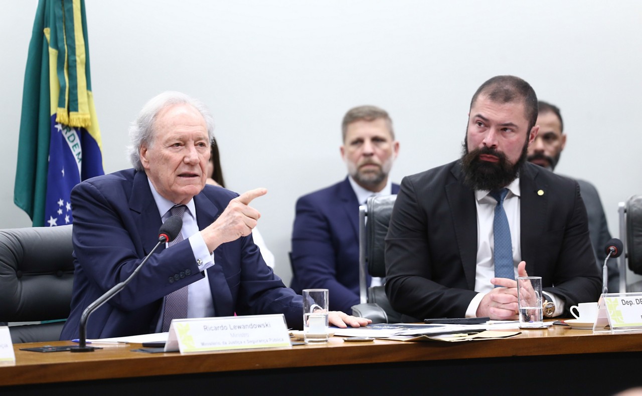 O ministro da Justiça, Ricardo Lewandowski (esq.), ouviu de parlamentares da oposição críticas ao governo e ao presidente Lula e não foi poupado nem de decisões tomadas quando era ministro do STF