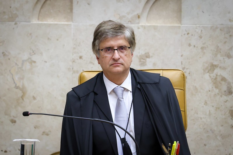 Ao arquivar o pedido de investigação feito pelo Novo, Paulo Gonet afirmou que o encaminhamento de relatórios produzidos pela assessoria do TSE a autoridades como Moraes, então presidente do tribunal eleitoral, 'em nada destoa das funções ordinárias do órgão'.
