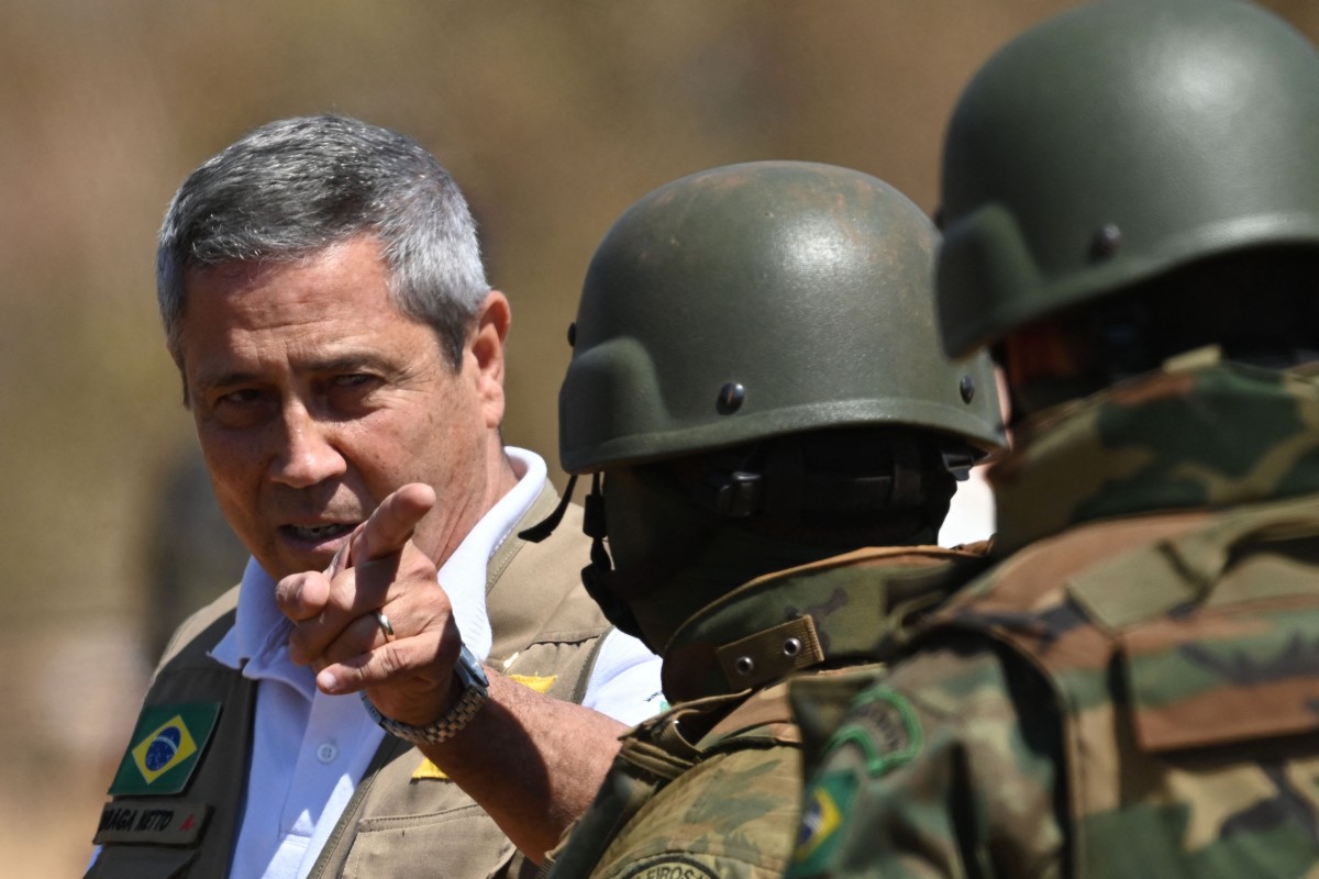General Braga Netto, então ministro da Defesa de Bolsonaro, durante instrução do Exército em campo de treinamento no interior de Goiás