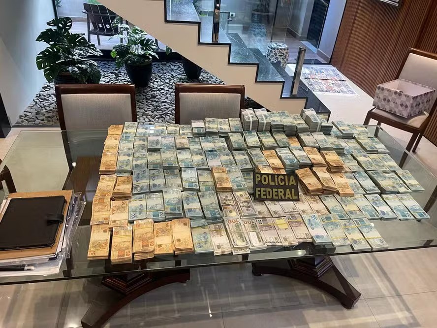 A PF apreendeu R$ 2,7 milhões na casa de desembargador aposentado do MS em operação sobre suspeita de venda de sentenças judiciais