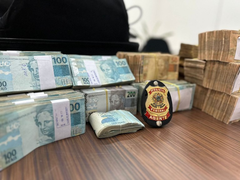 Durante o cumprimento de mandado de busca e apreensão, policiais federais encontraram R$ 900 mil em espécie na casa do promotor 