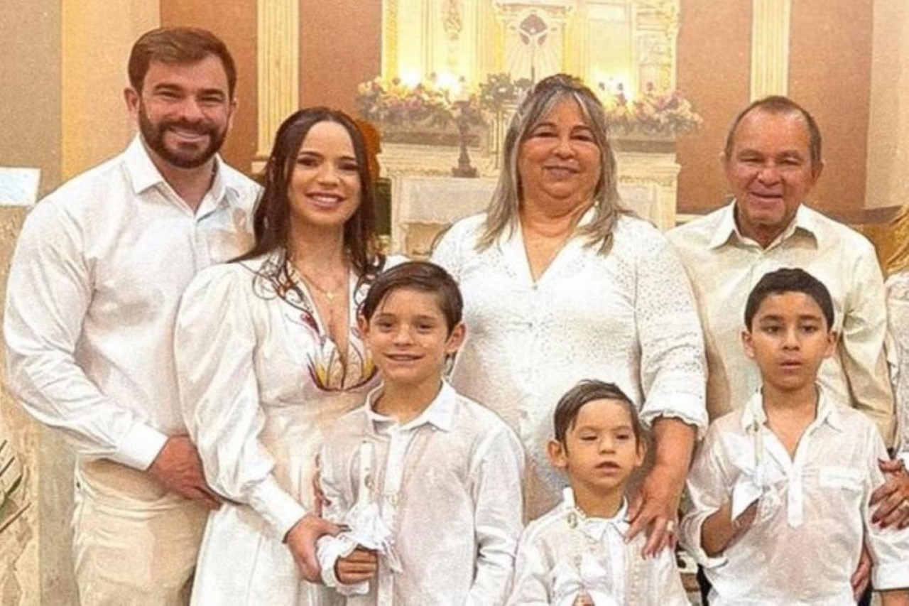 Da esquerda para a direita, o prefeito de Conceição (PB), Samuel Lacerda e a família empregada por ele na prefeitura: a esposa dele, Ingrid Dantas; a mãe, Silvânia Lavor de Lacerda, e o pai, Francisco Ives de Lacerda