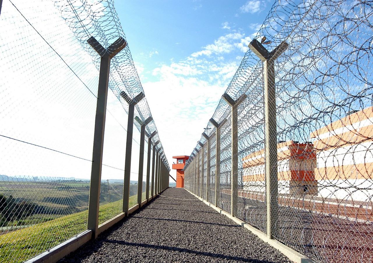 O Brasil tem cinco presídios federais de segurança máxima: Brasília (DF), Porto Velho (RO), Mossoró (RN), Campo Grande (MS) e Catanduvas (PR). Essas penitenciárias têm um sistema de vigilância avançado, com captação de som ambiente e monitoramento de vídeo