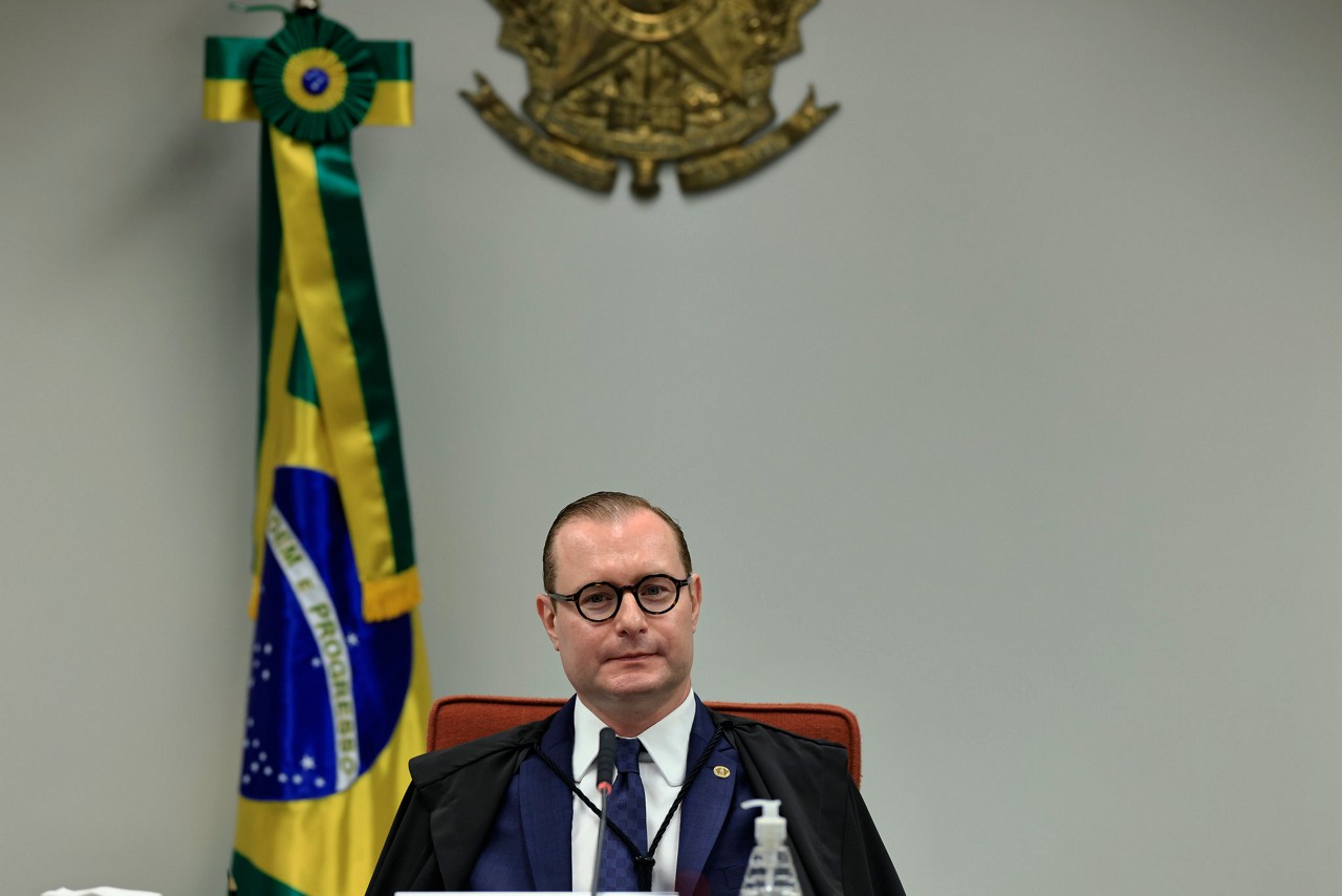 O ministro Cristiano Zanin preside a Primeira Turma onde estão sendo julgadas as denúncias da PGR contra o ex-presidente Jair Bolsonaro e aliados - como Alexandre Remagem - por articulação de uma trama golpista em 2022