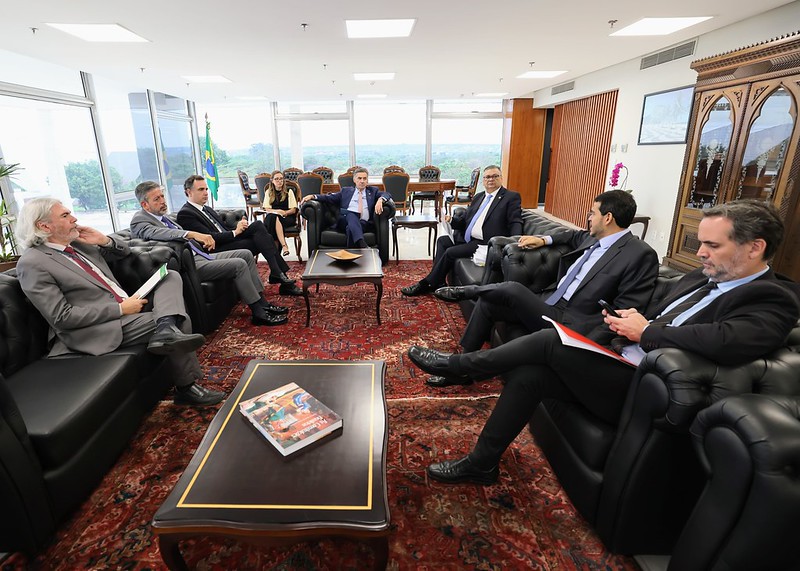 Ao centro o presidente do STF, Luís Roberto Barroso, em audiência com os presidentes da Câmara dos Deputados, Arthur Lira e do Senado, Rodrigo Pacheco (no alto, à esquerda); o ministro Flávio Dino e o advogado-geral da União, Jorge Messias (no alto, à direita) 
