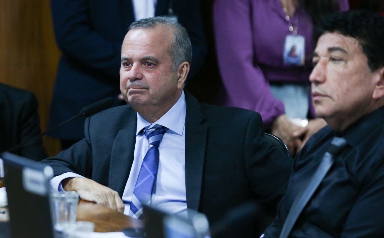 O senador Rogério Marinho (esq) negou que Bolsonaro tratasse de uma trama de golpe após as eleições de 2022 e que a única preocupação do ex-presidente era garantir uma transição de governo "com civilidade"