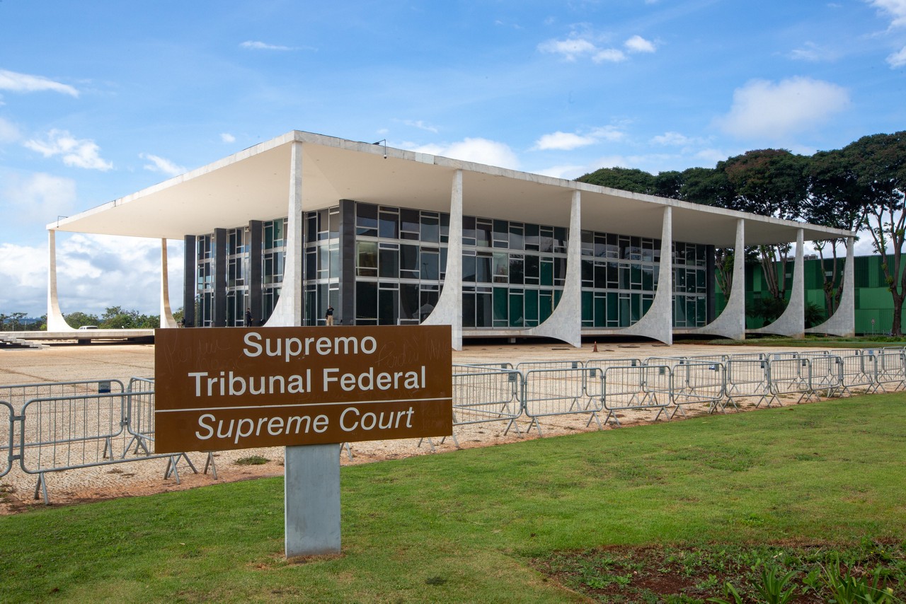 Os gradis que isolaram o Palácio do STF após as invasões de 8 de janeiro de 2023 chegaram a ser retirados em 1º de fevereiro de 2024, mas voltaram a cercar o tribunal após ataques a bomba em que uma pessoa morreu em 13 de novembro do mesmo ano