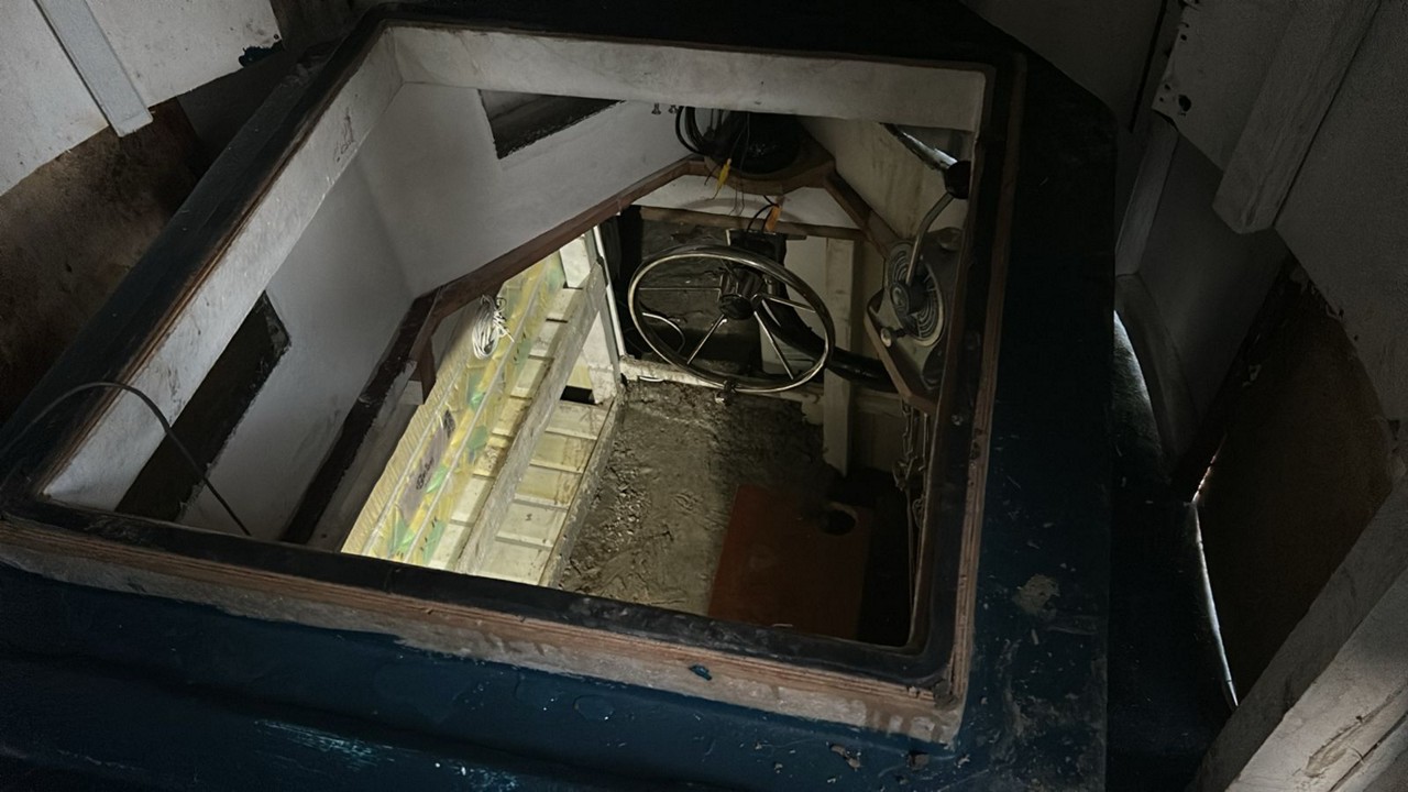 A embarcação apreendida na Ilha do Marajó foi construída artesanalmente para navegar com o casco quase todo submerso, tornando-se praticamente invisível aos radares. Segundo a PF, estruturas como essa podem transportar até toneladas de cocaína em viagens transatlânticas