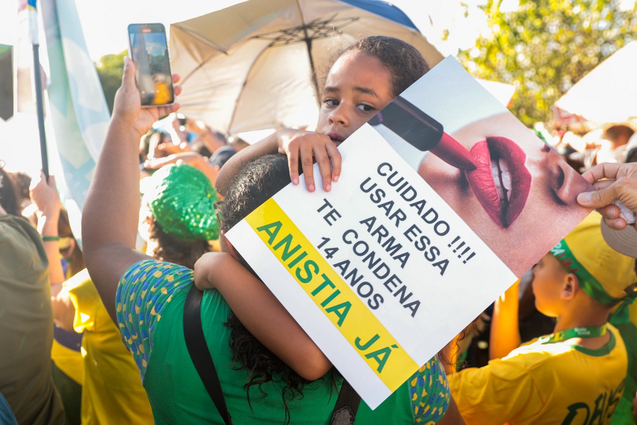 Manifestações em defesa da anistia de presos, como Débora Rodrigues, símbolo em cartazes