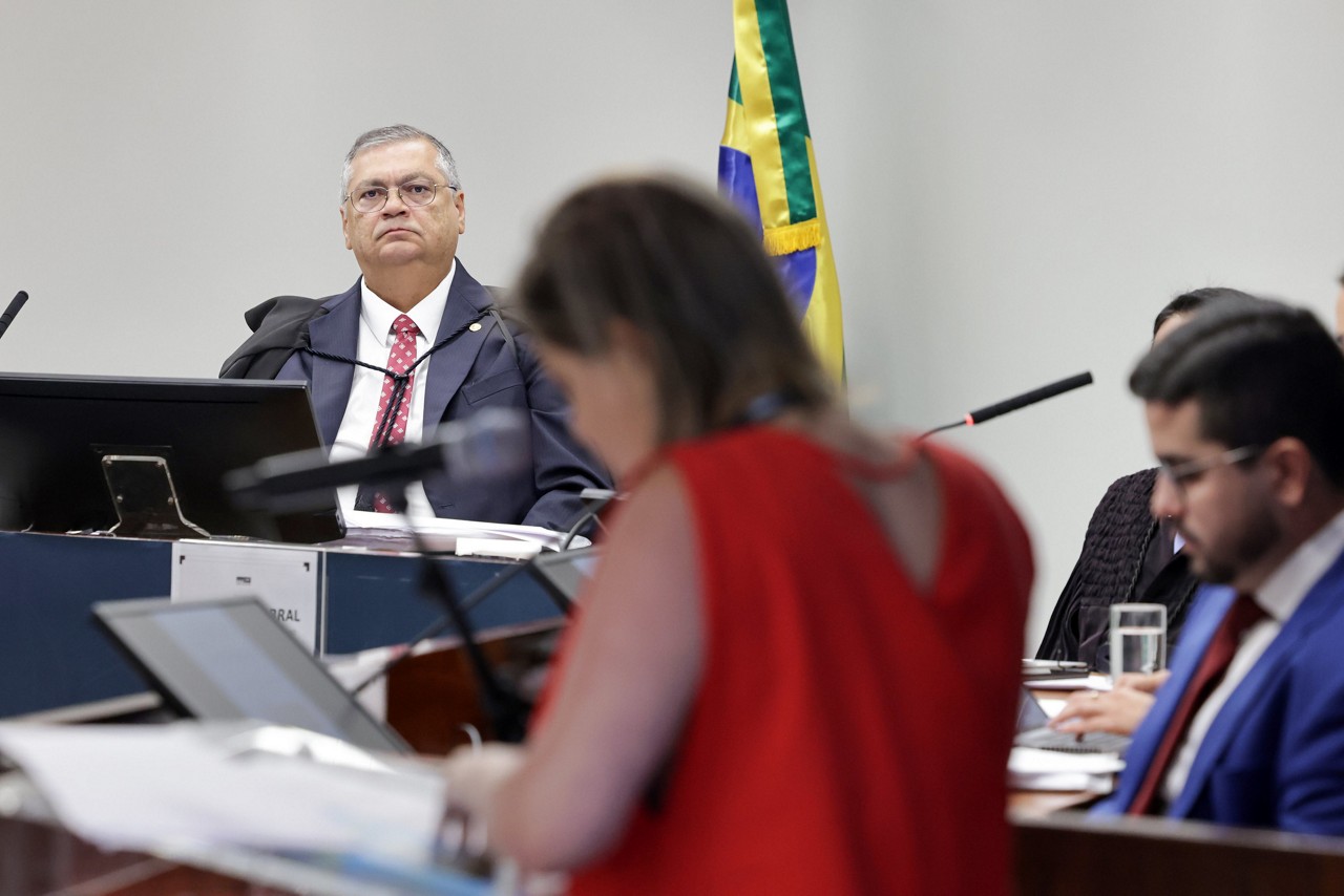 O ministro do STF Flávio Dino (foto) deu prazo de dez dias para o presidente da Câmara, Hugo Motta (Republicanos-PB), prestar informações sobre o rito acelerado do "PL da Adultização"