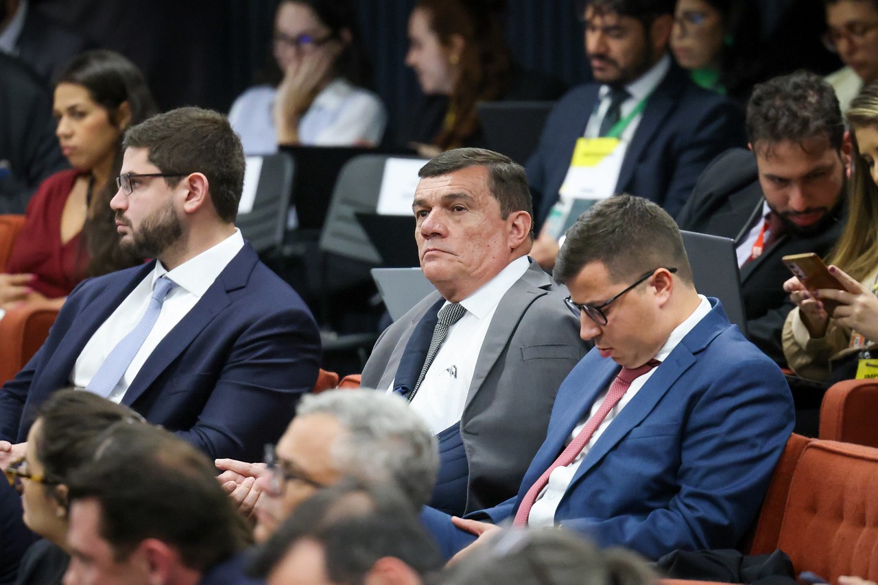 O general Paulo Sérgio Nogueira (ao centro) chegou a assistir o primeiro dia do julgamento de tipoia no braço esquerdo, mas dores o teriam feito desistir de retornar ao STF