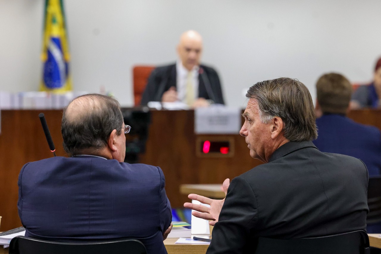 Jair Bolsonaro conversa com advogado antes do início dos interrogatórios conduzidos pelo ministro Alexandre de Moraes no STF