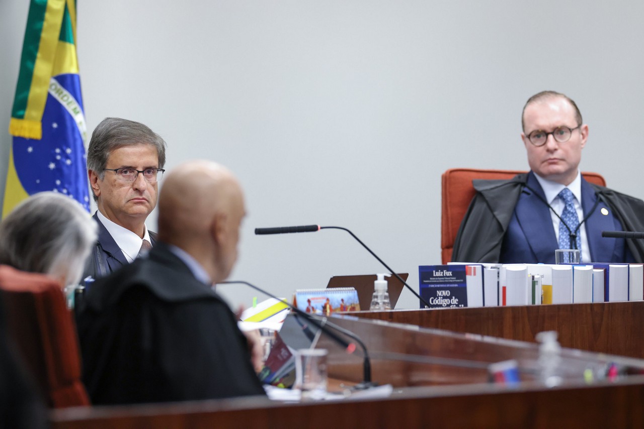 Os ministros da Primeira Turma com o procurador-geral da República, Paulo Gonet Branco (de óculos, à esquerda) em audiência no plenário do colegiado em que estão sendo julgados os 34 denunciados por tentativa de golpe de Estado em 2022
