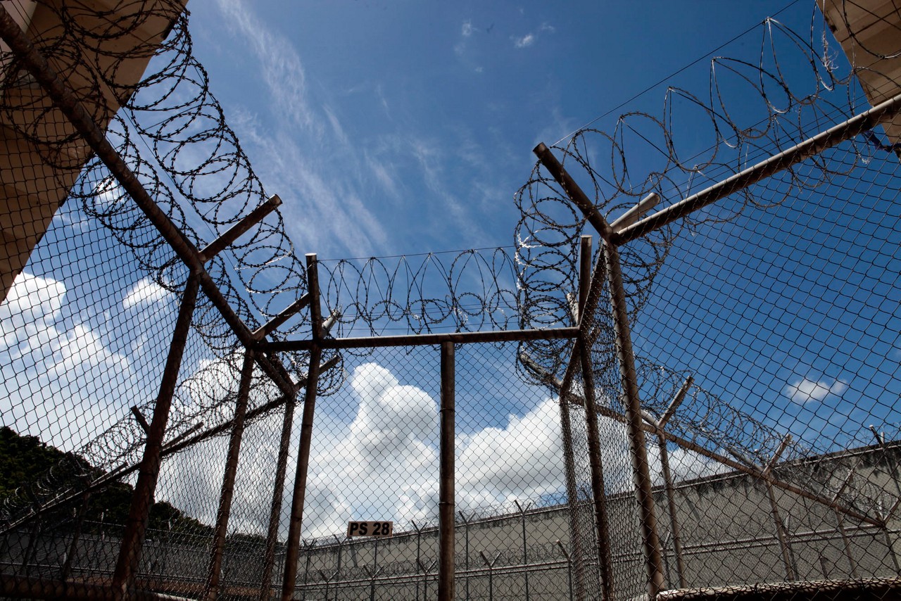 A revista íntima é uma inspeção realizada em visitantes de presídios onde eles podem ser revistados, parcial ou totalmente nus, por agentes penitenciários