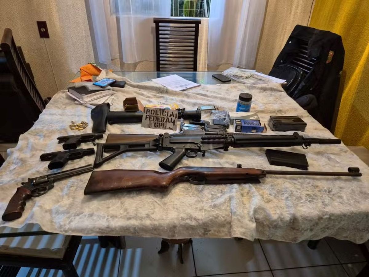 Armas apreendidas em Minas durante operação contra grupo de espionagem e extermínio que mirava parlamentares e ministros do STF