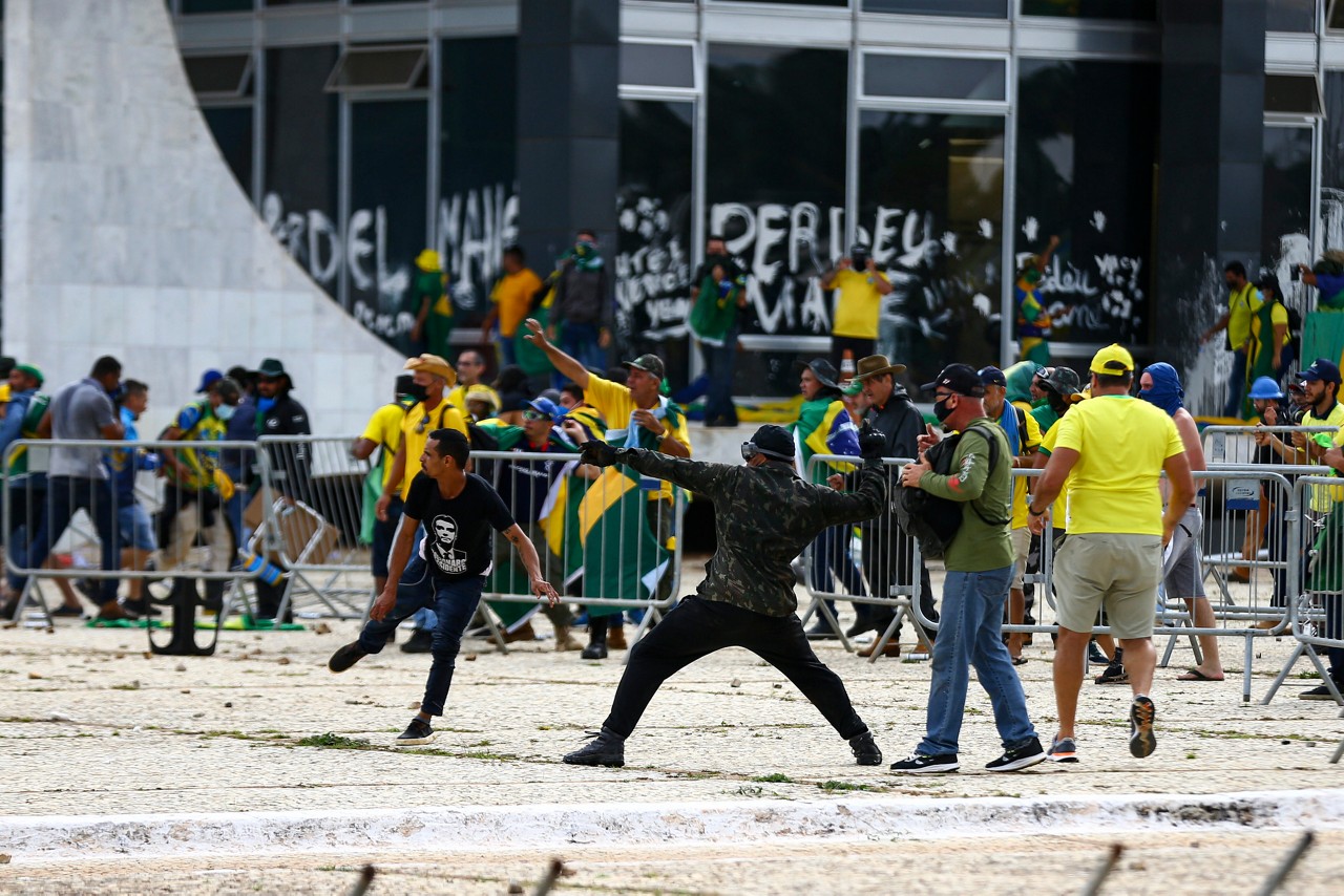 Apoiadores do ex-presidente Jair Bolsonaro (PL) na Praça dos Três Poderes durante os atos de 8 de janeiro de 2023