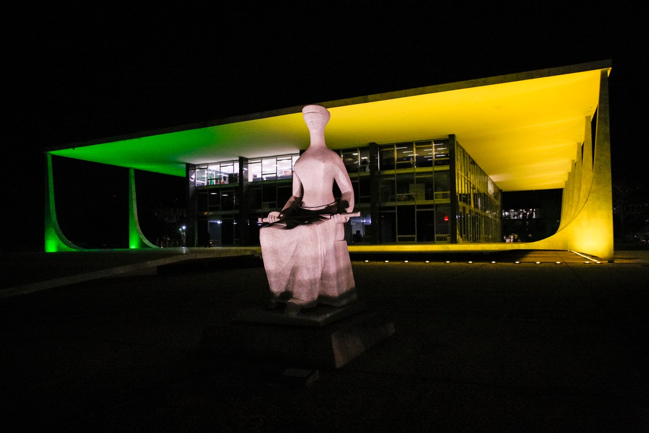 Estátua da Justiça à frente da sede do STF: Corte vai decidir se a Lei da Anistia se aplica a crimes de sequestro e cárcere privado cometidos durante a ditadura militar