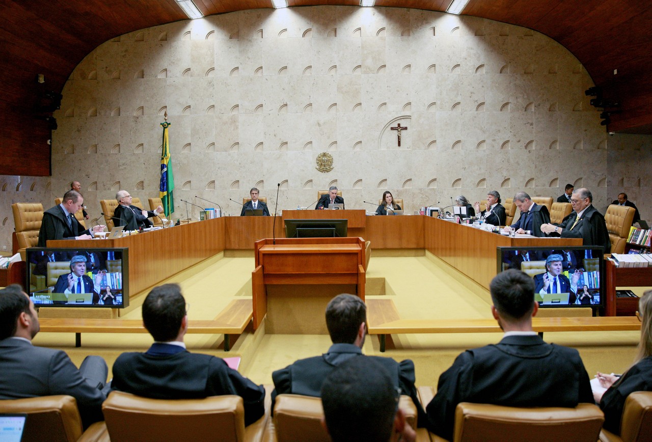 Ministros reunidos em sessão plenária do STF