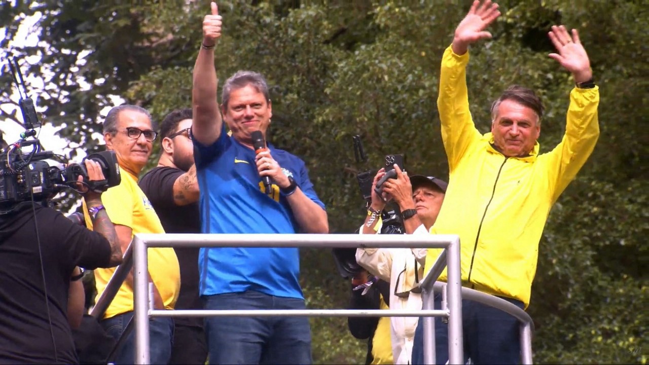 O governador de São Paulo, Tarcísio de Freitas, discursa ao lado do ex-presidente Jair Bolsonaro