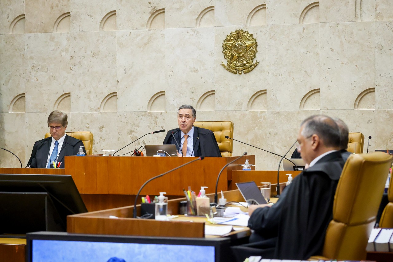 Presidente do STF, o ministro Luís Roberto Barroso afirmou que o direito à recusa de transfusão de sangue por convicção religiosa tem fundamento nos princípios constitucionais da dignidade da pessoa humana e a da liberdade de religião