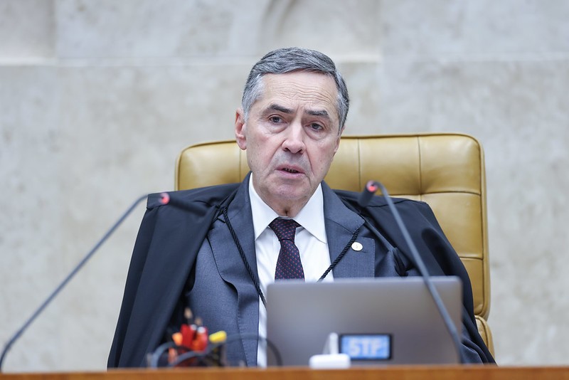 O presidente do STF, Luís Roberto Barroso, abriu a sessão plenária desta quinta-feira (14) lamentando a troca da alegria do brasileiro pela intolerância e discursos de ódio provocados por pensamentos divergentes