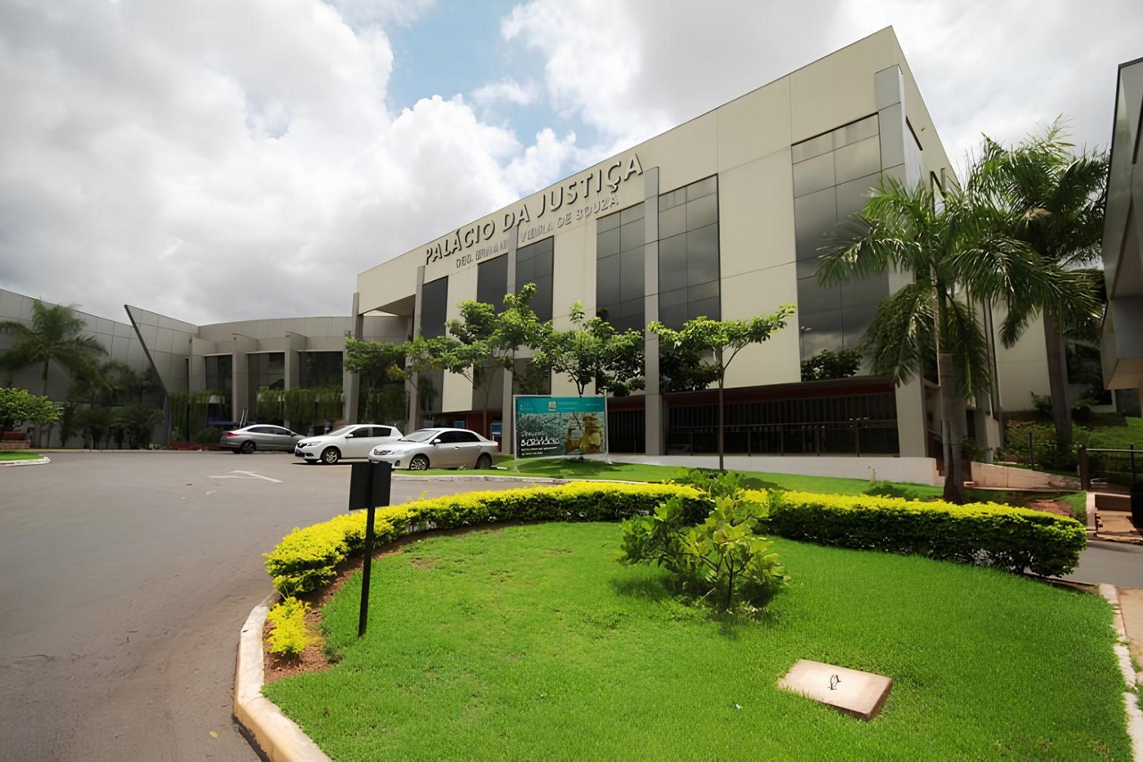 Fachada do Tribunal de Justiça de Mato Grosso (TJMT), responsável pelo pagamento do “vale-ceia” de R$ 10 mil, agora sob ordem de devolução por determinação do CNJ.