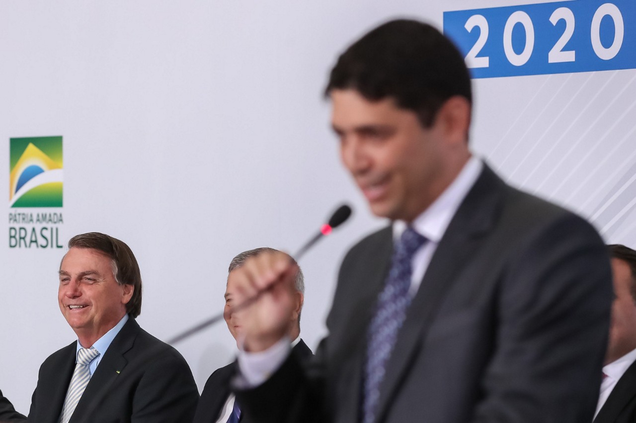 Discurso do ex-ministro Wagner Rosário em evento com o ex-presidente Jair Bolsonaro, ao fundo, em dezembro de 2020